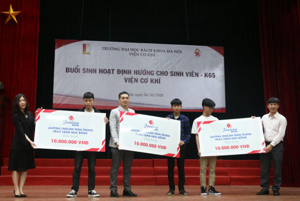 Jaxtina tặng học bổng