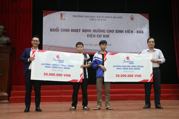 Jaxtina tặng học bổng