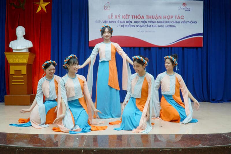 ký kết hợp với tác học viện bưu chính